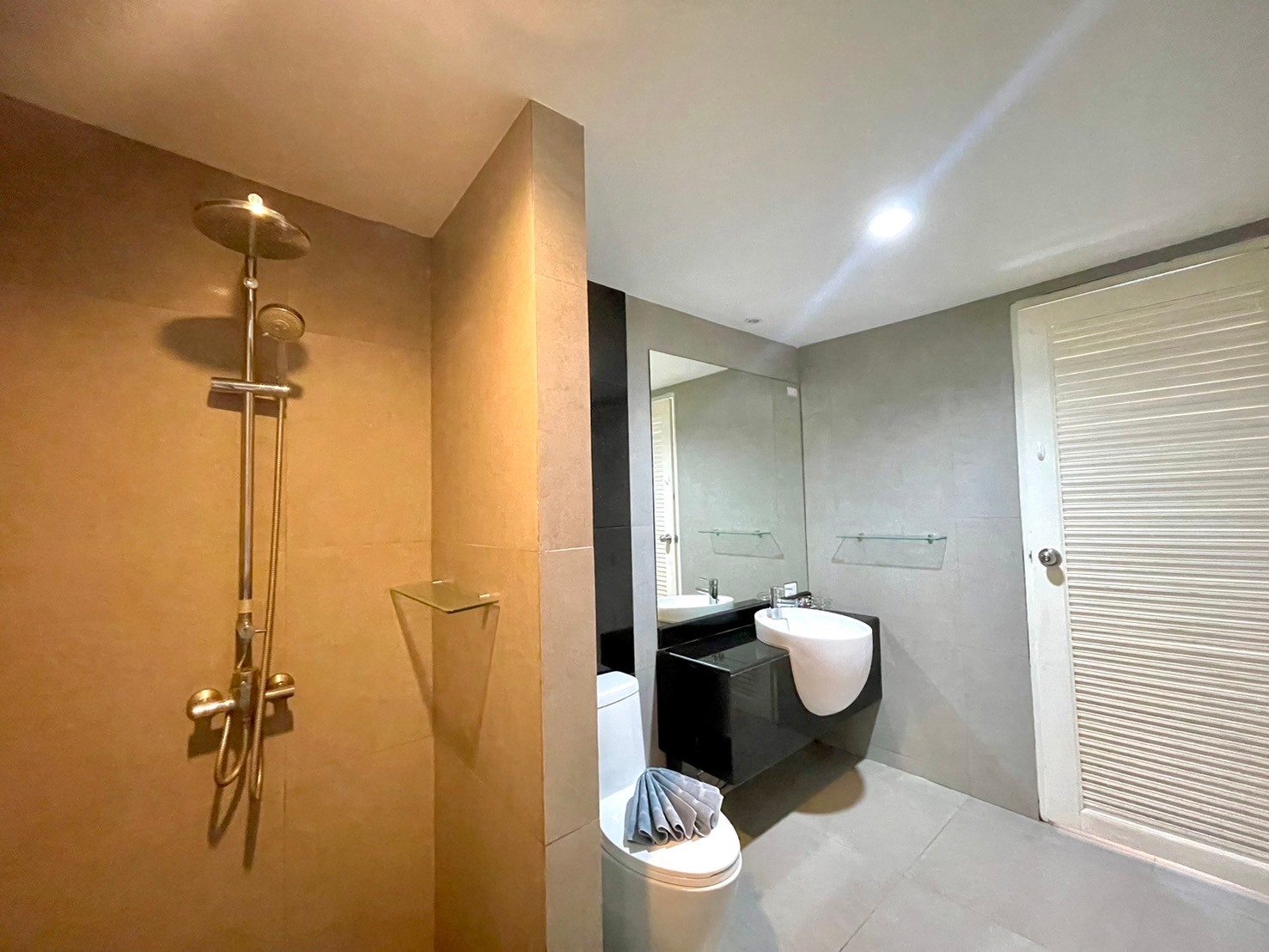 WhatsApp Image 2025-10-05 at 15.42.55_52deaafd